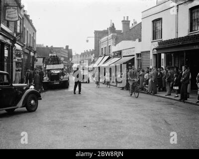 Les pompiers ont affaire à un incendie au coiffeur Shaws sur la rue haute à Sidcup , Kent . 1938 Banque D'Images