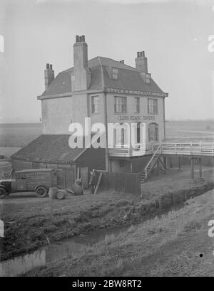 Livraison de barils de bière à la long Reach Tavern , Dartford , Kent, 7 février 1938 Banque D'Images