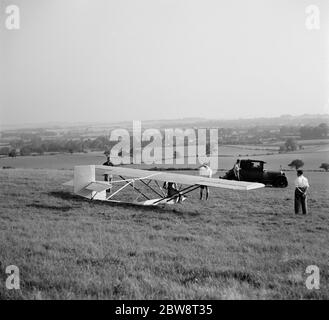 Un Cessna CG-2 Glider est attelé à sa ligne de remorquage , en préparation pour son lancement à Lenham , Kent . 1936 . Banque D'Images
