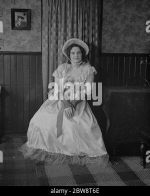 Mlle Freda Lucher en robe victorienne , Dartford , Kent . 1938 Banque D'Images