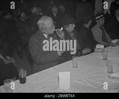 Un homme âgé fume son tuyau d'argile à la vieille fête de gens à Crayford , Kent . 1er février 1938 Banque D'Images