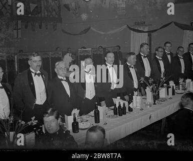 Dîner de l'armée territoriale de Dartford . Sur la table , de gauche à droite ; Major EB Loveless , court , W Trivett , lieutenant-colonel HS Brown, MC , capitaine T Kenyon , major EN TANT que Fuller , Dr FC Knight , capitaine HA Conn et lieutenant Chuter . 1938 Banque D'Images