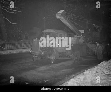 Une grue de transport lourde en mouvement après avoir maintenu la route après un accident dans la glace à Poll Hill , Kent . 1938 Banque D'Images