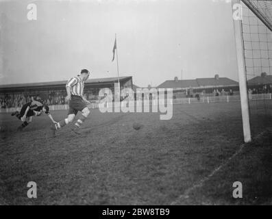 Dartford Reserve vs. Sittingbourne - Kent League - 29/10/38 . Le joueur prend le ballon autour du gardien de but . 1936 Banque D'Images