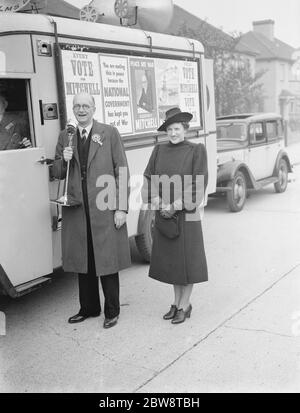 M. Godfrey Mitchell le Parti conservateur candeur pour l'élection à Dartford , Kent , est ici en dérissement avec sa femme Mme Godfrey Mitchell . 1938 Banque D'Images