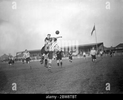 Dartford Reserve vs. Sittingbourne - Kent League - 29/10/38 . Deux joueurs rivalisent pour la balle . 1936 Banque D'Images