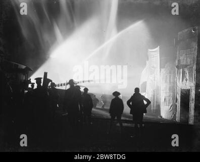 Une démonstration de précautions en RAID aérien tenue à Sidcup place , Kent . Manifestation impliquant la lutte contre un incendie sur un village maquette 1938 . Banque D'Images