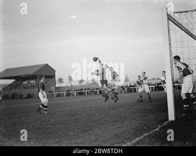 London Paper Mills contre Erith et Belvedere - Kent League - 05/11/38 Goalkeeper sort pour récupérer le ballon . 1938 Banque D'Images