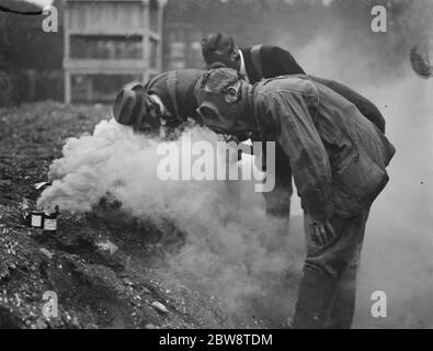 Une démonstration de précautions en RAID aérien à Dartford , Kent . Test du masque à gaz . 1938 . Banque D'Images