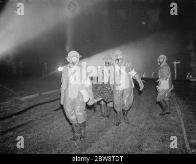 Une démonstration de précautions en RAID aérien tenue à Sidcup place , Kent . Démonstration de brancards de sauvetage de casialties . 1938 . Banque D'Images