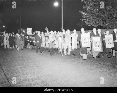 Lors de la victoire de l'élection de Dartford , Mme Janet ' Jennie ' Adamson , candidate du Parti travailliste, est dans une voiture tirée par des partisans . 1938 Banque D'Images