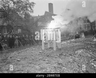 Une démonstration de précautions en RAID aérien à Dartford , Kent . Explosion de bombe incendiaire . 1938 . Banque D'Images