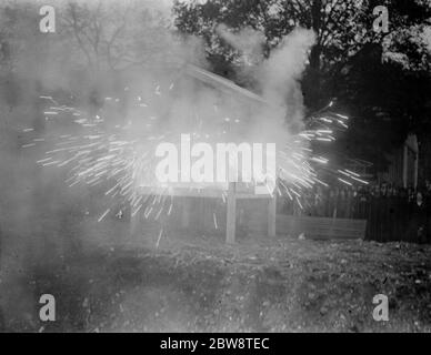 Une démonstration de précautions en RAID aérien à Dartford , Kent . Explosion de bombe incendiaire . 1938 . Banque D'Images