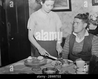 M. D J Harris et Mlle Harris , à la table . 1938 Banque D'Images