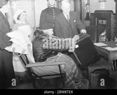 May , comtesse de Limerick qui vote dans le Dartford par - élection , comme P C 356 Sinclair le fait . 1938 Banque D'Images