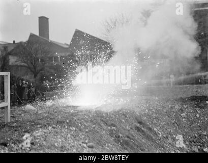 Une démonstration de précautions en RAID aérien à Dartford , Kent . Explosion de bombe incendiaire . 1938 . Banque D'Images