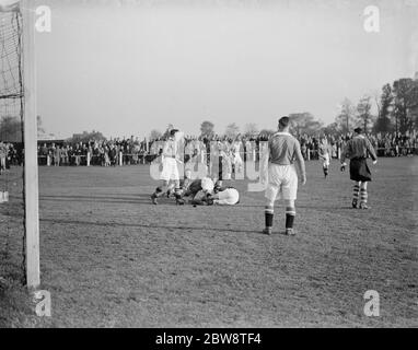 Bexleyheath et Weelling vs. Dartford Reserve - Kent League - 22/10/38 l'arbitre arrête le match après une blessure . 1938 Banque D'Images