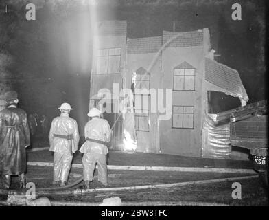 Une démonstration de précautions en RAID aérien tenue à Sidcup place , Kent . Démonstration de la façon de répondre à une maison en feu . 1938 . Banque D'Images