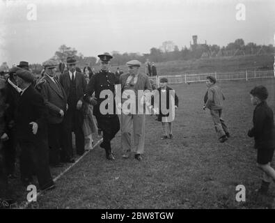 Dartford réserves vs. Bexleyheath and Winelling - Kent League - Fan escorté hors du terrain après un combat - 15/10/38 PC Darby escorte un homme après un combat . 1938 Banque D'Images