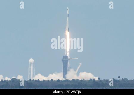 Cap Canaveral, États-Unis. 30 mai 2020. La fusée SpaceX Falcon 9 transportant le vaisseau spatial Crew Dragon avec deux astronautes prend son envol du Kennedy Space Center de la NASA à Cape Canaveral, en Floride, aux États-Unis, le 30 mai 2020. Samedi, la NASA et SpaceX ont lancé un vaisseau spatial Crew Dragon du Kennedy Space Center de la NASA en Floride, transportant deux astronautes américains à la Station spatiale internationale (ISS). Crédit : Ting Shen/Xinhua/Alay Live News Banque D'Images