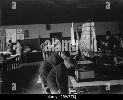 Les garçons examinent un modèle de voilier à l'exposition d'artisanat à Dartford , Kent . 1936 Banque D'Images