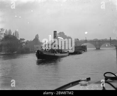 L'Association des maîtres Lightermen et des propriétaires de barges a déposé une demande de réparation du pont Richmond sur la Tamise à Londres. Les photos montrent un remorqueur remorquant une barge chargée sous le pont de Richmond . 1936 26 octobre 1936 Banque D'Images