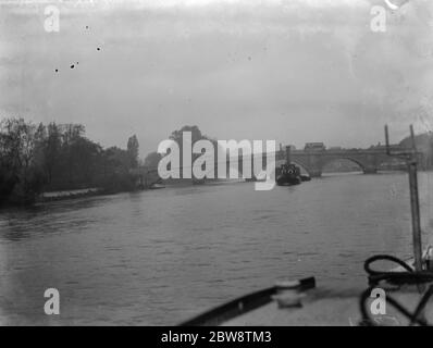 L'Association des maîtres Lightermen et des propriétaires de barges a déposé une demande de réparation du pont Richmond sur la Tamise à Londres. Les photos montrent un remorqueur remorquant une barge sous le pont de Richmond . 1936 26 octobre 1936 Banque D'Images