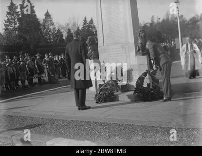 Service commémoratif d'Armistice à Orpington , Kent . La pose de la couronne au mémorial . 8 novembre 1936 Banque D'Images