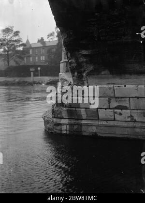 L'Association des maîtres Lightermen et des propriétaires de barges a déposé une demande de réparation du pont Richmond sur la Tamise à Londres. Les photos montrent les jetées de fondation endommagées du pont Richmond . 26 octobre 1936 Banque D'Images