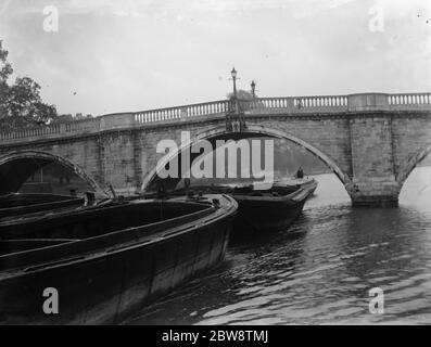 L'Association des maîtres Lightermen et des propriétaires de barges a déposé une demande de réparation du pont Richmond sur la Tamise à Londres. Photos montre des barges passant sous le pont de Richmond . 1936 26 octobre 1936 Banque D'Images