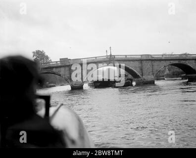 L'Association des maîtres Lightermen et des propriétaires de barges a déposé une demande de réparation du pont Richmond sur la Tamise à Londres. Les photos montrent un remorqueur remorquant une barge chargée sous le pont de Richmond . 1936 26 octobre 1936 Banque D'Images