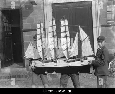 Les garçons tiennent un voilier modèle à l'exposition d'artisanat à Dartford , Kent . 1936 Banque D'Images