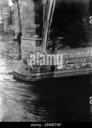 L'Association des maîtres Lightermen et des propriétaires de barges a déposé une demande de réparation du pont Richmond sur la Tamise à Londres. Les photos montrent les jetées de fondation endommagées du pont Richmond . 26 octobre 1936 Banque D'Images