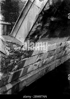 L'Association des maîtres Lightermen et des propriétaires de barges a déposé une demande de réparation du pont Richmond sur la Tamise à Londres. Les photos montrent les jetées de fondation endommagées du pont Richmond . 26 octobre 1936 Banque D'Images