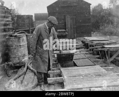 Partie du processus de versement de l'acide sulfurique sur les barres de cadmium à l'usine chimique Tyke and Kings . 1936 Banque D'Images