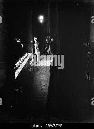 Une présentation à l'hippodrome de Lewisham , Londres . La scène des lampes de pied . 1938 . Banque D'Images