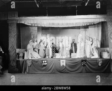 Une performance des enfants de l'école à l'école secondaire de notre Dame à Dartford , Kent . 1936 Banque D'Images