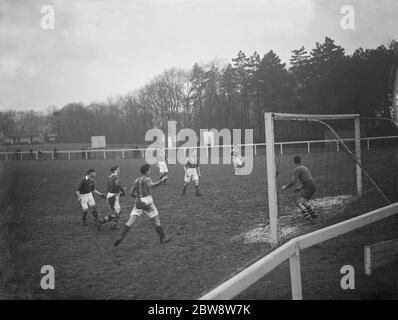 London Paper Mills contre Gravesend United - coupe amateur de Kent - score de London Paper Mills - 07/01/39 UN joueur prend un cliché au but . 1938 Banque D'Images