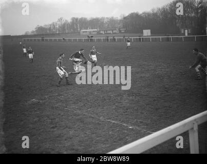 London Paper Mills contre Gravesend United - Kent amateur Cup - 07/01/39 UN joueur dribbles la balle par la défense de l'équipe opposée . Banque D'Images