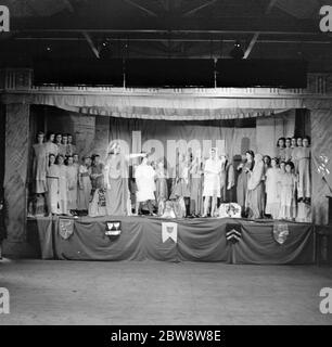 Les enfants de l'école secondaire de notre Dame de Dartford , Kent , qui exécutent une pièce de théâtre scolaire . 1936 Banque D'Images
