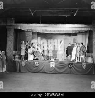 Les enfants de l'école secondaire de notre Dame de Dartford , Kent , qui exécutent une pièce de théâtre scolaire . 1936 Banque D'Images