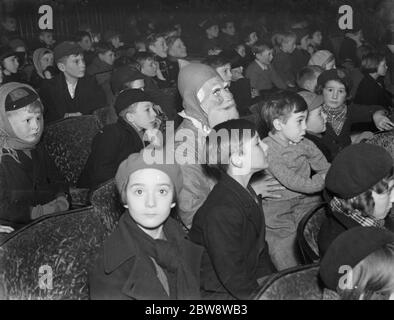 Le cinéma de Noël pour enfants se régal à l'Odeon à Welling , Londres . ( Freddy Hood ) . 1938 Banque D'Images