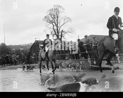 La chasse à la traînée de l'Artillerie royale traverse une rue inondée à Eynsford , dans le Kent . 1937 Banque D'Images