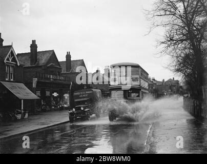 Rues inondées à Sidcup , Kent . Le bus double dekker passe par l'eau. 1937 Banque D'Images