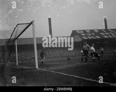 Dartford football Club versus Derby County football Club dans le troisième match rond de la FA Cup . 11 janvier 1936 Banque D'Images