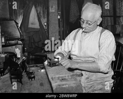 M. R A Barrett , fabricant de meubles modèle de Sydenham , Lewisham , vu ici au travail . 1939 Banque D'Images