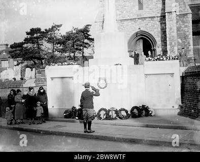 Prendre le salut au Mémorial de guerre d'Eltham où des couronnes ont été posées au service de jour d'Armistice . 1936 Banque D'Images