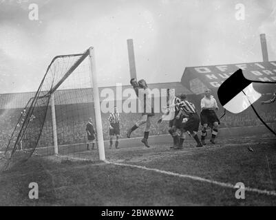 Le gardien de but fait une économie pendant le match entre le club de football de Dartford et le club de football de Derby County lors de la troisième manche de la coupe FA . 11 janvier 1936 Banque D'Images