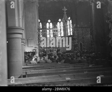 Le mariage de M. A V Hatley et de Mlle R L True . La mariée et le marié à l'autel . 1939 Banque D'Images