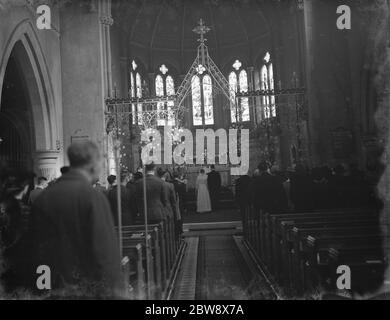 Le mariage de M. A V Hatley et de Mlle R L True . La mariée et le marié à l'autel . 1939 Banque D'Images